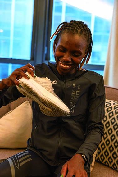 지난해 뉴욕마라톤에서 우승한 셰런 로케디와 언더아머의 ‘UA 플로우 벨로시트 엘리트’