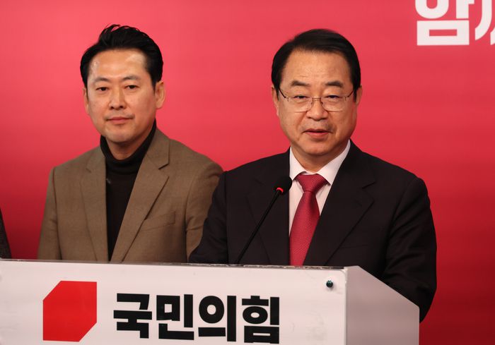 정영환 국민의힘 공천관리위원장(오른쪽)이 지난 1일 서울 여의도 중앙당사에서 제3차 경선 지역 결과를 발표하는 모습. 왼쪽은 장동혁 사무총장. [사진 출처 = 연합뉴스]