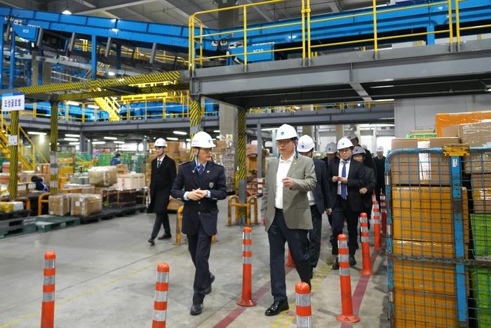 고광효 관세청장이 5일 인천 중구 인천공항세관 특송물류센터를 방문해 특송화물 통관 현장 점검을 하고 있다. [사진제공=관세청]