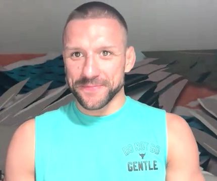 마테우시 감로트가 UFC299 사전 화상 인터뷰 MK스포츠 질문을 들으며 미소 짓고 있다.