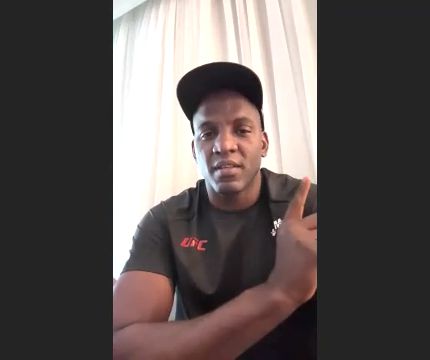 로벨리스 데스파이녜가 UFC299 사전 화상 인터뷰 MK스포츠 질문에 대답하고 있다.