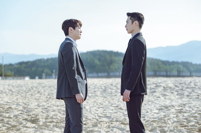 ‘로얄로더’ 이준영(왼쪽)과 이재욱. 사진ㅣ디즈니+