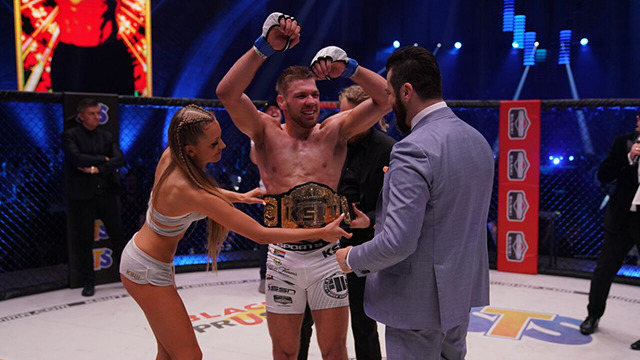 드리퀴스 뒤플레시스가 2018년 4월 폴란드 웰터급 챔피언 등극 후 기뻐하고 있다. 2024년 1월에는 UFC 미들급 챔피언이 됐다. 사진=KSW