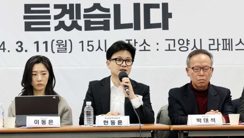 한동훈 국민의힘 비상대책위원장(가운데)이 11일 경기도 고양시 일산동구 라페스타에서 열린 '경기 고양시 시민 간담회'에서 발언하고 있다.  연합뉴스