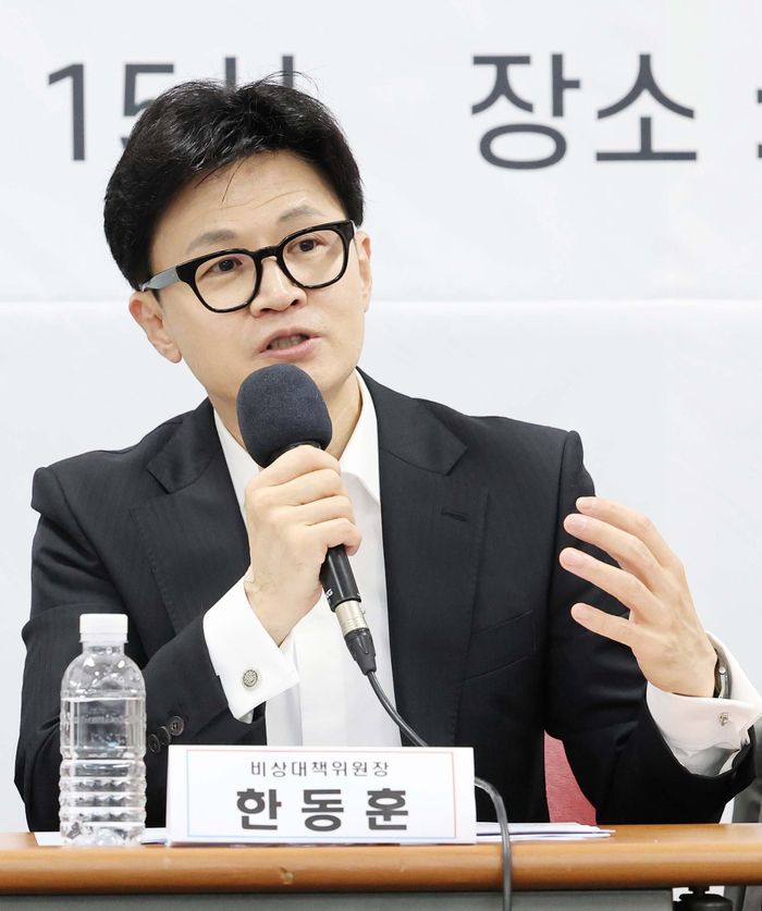 국민의힘 한동훈 비상대책위원장이 11일 경기 고양시 일산동구 라페스타를 찾아 시민과 당원들에게 인사말을 하고 있다. [사진 = 연합뉴스]