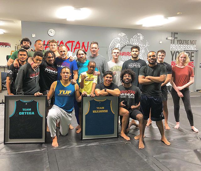 브라이언 배틀(TUF 티셔츠)이 2021년 6월 미국 노스캐롤라이나주 샬럿의 하야스탄 종합격투기 체육관 방문 기념 촬영을 하고 있다. 사진=Hayastan MMA Charlotte