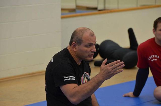 소련에서 독립한 라트비아를 방문해서 지도하는 고코르 치비챤. 사진=하야스탄 그래플링 시스템