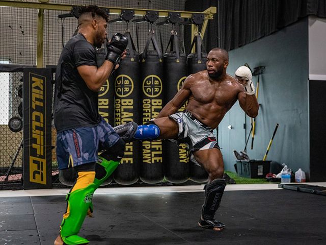 앙주 루사(오른쪽)가 2023년 9월 UFC 파이트 나이트 226 대비 훈련을 하고 있다. 사진=TKO