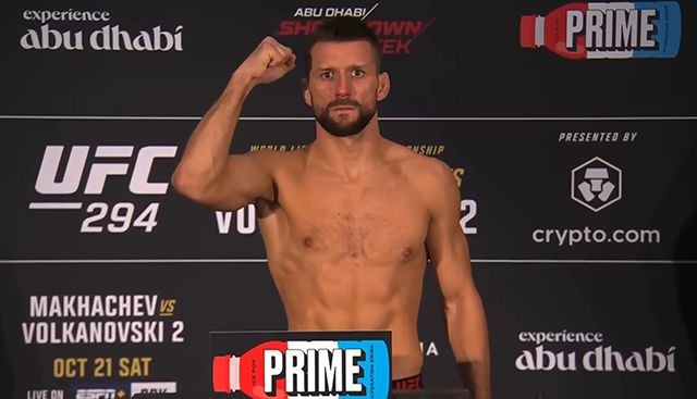 마테우시 감로트가 라이트급 타이틀매치 백업 파이터로 UFC294 계체를 통과하고 있다. 사진=TKO