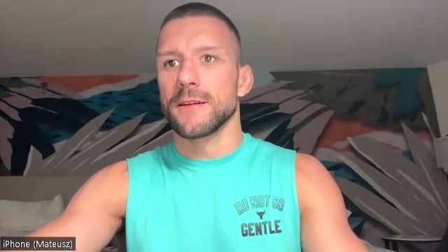 마테우시 감로트가 UFC 화상 인터뷰에서 MK스포츠 질문을 듣고 있다.