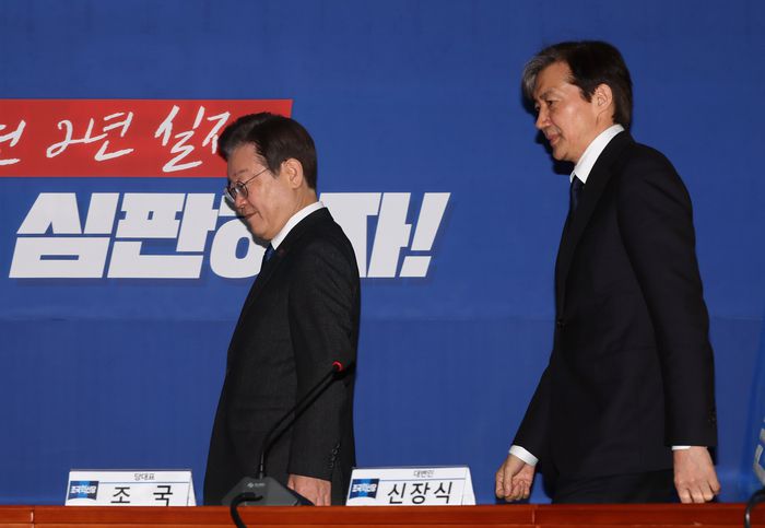 이재명 더불어민주당 대표가 지난 5일 국회에서 취임인사차 예방한 조국혁신당 조국 대표와 함께 자리로 향하고 있다. [사진 출처 = 연합뉴스]