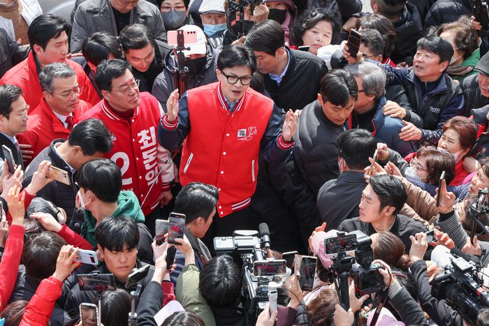 한동훈 국민의힘 총괄선대위원장이 지난 20일 안양중앙시장을 방문, 최돈익(만안구), 임재훈(동안구갑) 후보와 함께 시민들에게 인사하고 있다. [사진 출처 = 공동취재단, 연합뉴스]