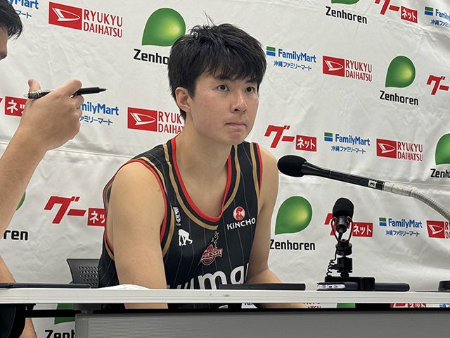 이현중이 원정경기로 일본프로농구 1부리그 데뷔전을 치른 후 기자회견에서 질문을 듣고 있다. 사진=오사카 에베사 공식 SNS