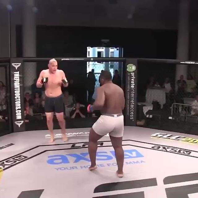 브라이언 배틀(왼쪽) 2017년 4월 아마추어 종합격투기 데뷔전 모습. 3분×3라운드 헤비급 경기 전날 체중은 109.3㎏로 측정됐다. 사진=Legacy Fighting Alliance 영상 화면