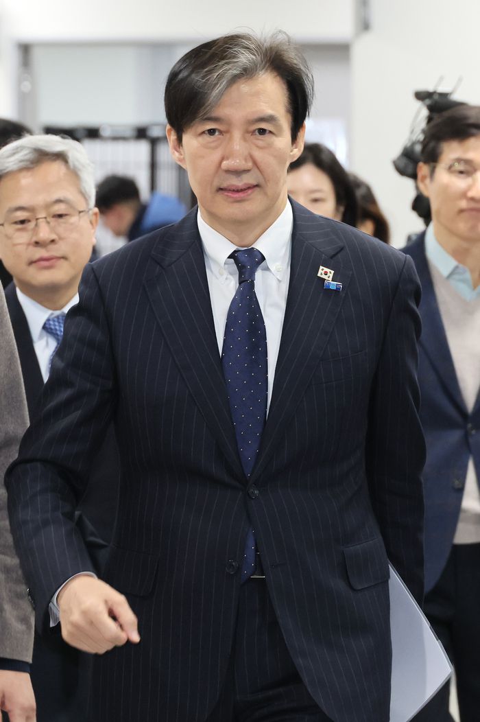 조국혁신당 조국 대표가 25일 국회 소통관에서 ‘검찰의 민간인 불법 사찰 고발’ 기자회견을 하기 위해 입장하고 있다. [제공=연합뉴스]