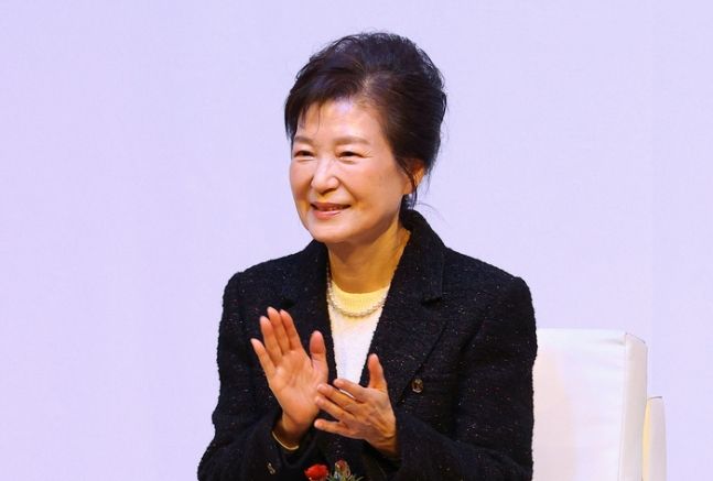 박근혜 전 대통령이 지난달 5일 대구 수성구 인터불고호텔에서 열린 ‘박근혜 회고록 출간기념 저자와의 대화’에서 손뼉 치고 있다. [사진 출처 = 연합뉴스]