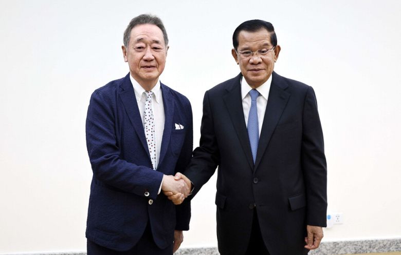 훈센 전 캄보디아 총리(오른쪽)가 인민당(CPP) 당사에서 장대환 매경미디어그룹 회장과 면담을 하기 전 기념촬영을 하고 있다.