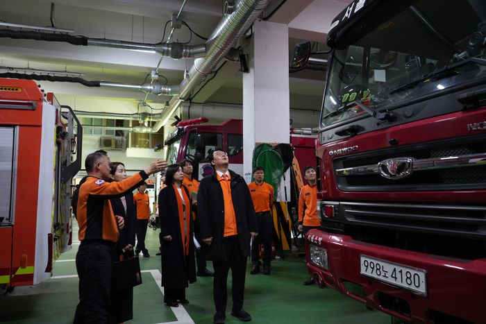 개혁신당 천하람 총괄선거대책위원장이 28일 새벽 서울 영등포소방서를 찾아 관계자와 대화하고 있다. [개혁신당 ]