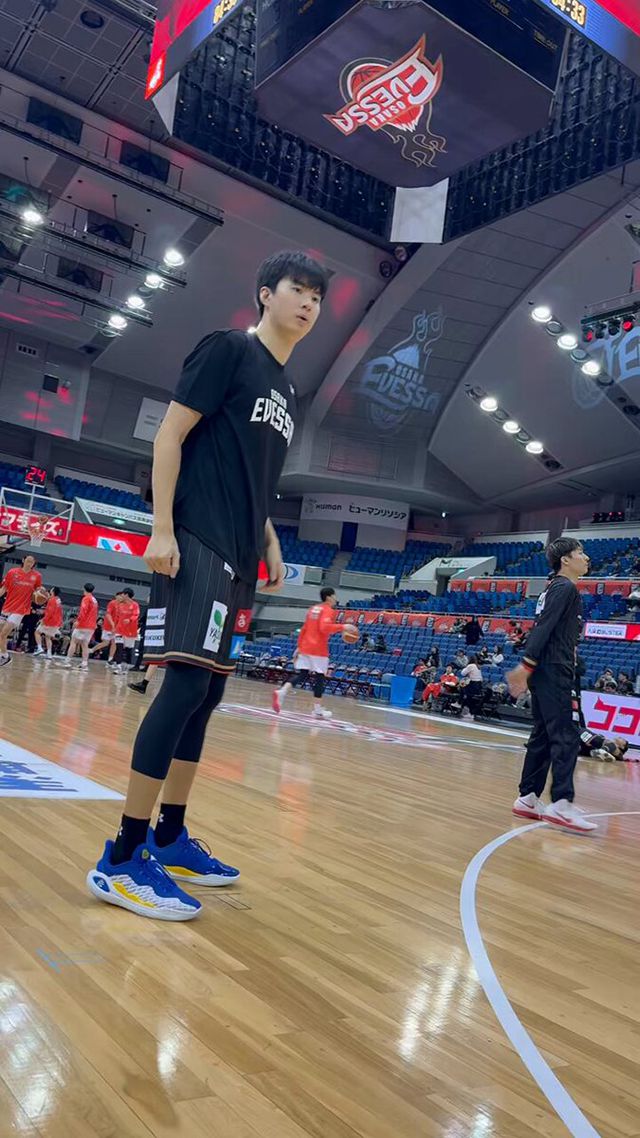 이현중이 2023-24 일본프로농구 1부리그 28라운드 홈경기를 위해 몸을 풀고 있다. 사진=오사카 에베사 영상 화면