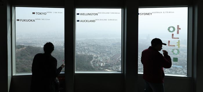 올봄 첫 황사 유입으로 미세먼지 수준이 나쁨을 기록한 지난 17일 오후 서울 N서울타워 전망대에서 바라본 도심이 뿌연 미세먼지에 갇혀 있다. [사진 출처 = 연합뉴스]