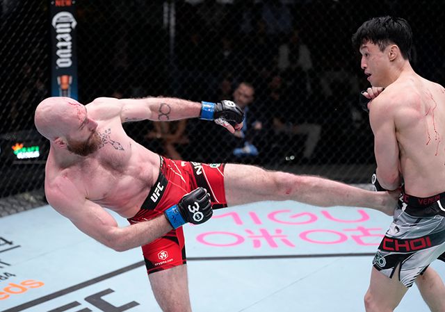 카일 넬슨(왼쪽)이 UFC on ESPN+ 76에서 전 페더급 공식랭킹 11위 최두호를 공격하고 있다. 사진=TKO