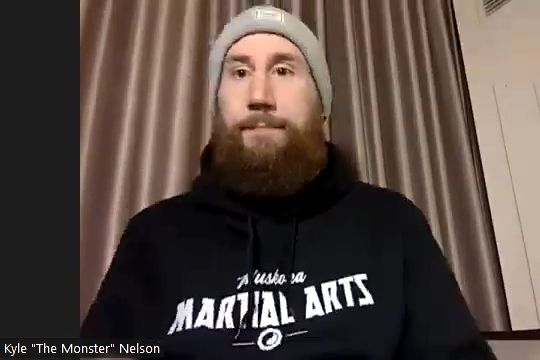 카일 넬슨이 UFC on ESPN 54 사전 화상 인터뷰 MK스포츠 질문을 듣고 있다.