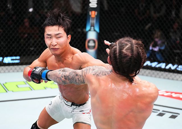 이정영(왼쪽)이 UFC on ESPN+ 93에서 블레이크 빌더를 공격하고 있다. 사진=TKO