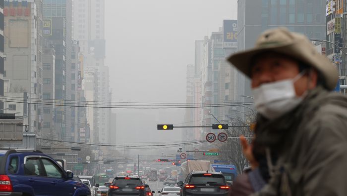 전국에 황사가 덮친 29일 오후 인천 도심이 뿌옇게 보이고 있다. [사진 제공=연합뉴스]