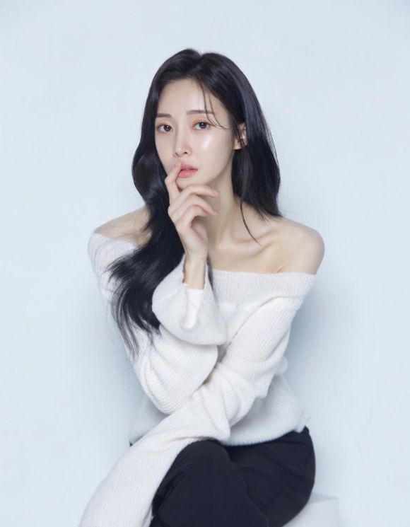 그룹 티아라 출신 아름과 남자친구 서 모씨가 지인과 팬들에게 금전 요구를 했다는 의혹이 또 불거지면서 논란이 일고 있다.  / 사진=아름 인스타그램