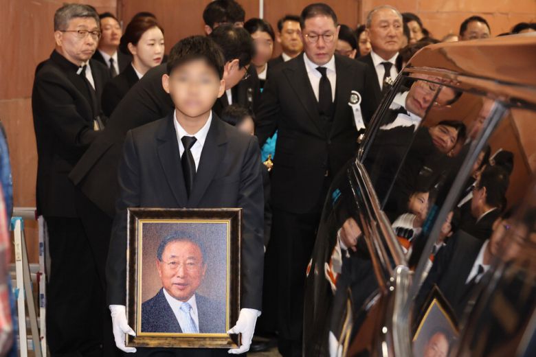 조석래 효성 명예회장 발인일인 2일 서울 연세대 세브란스병원에서 유가족들이 고인의 영정사진을 들고 이동하고 있다. 운구차 뒤로 조 명예회장의 삼남인 조현상 효성 부회장(둘째줄 오른쪽 둘째)과 동생 조욱래 DSDL 회장(오른쪽 첫째)이 침통한 표정을 짓고 있다.  연합뉴스