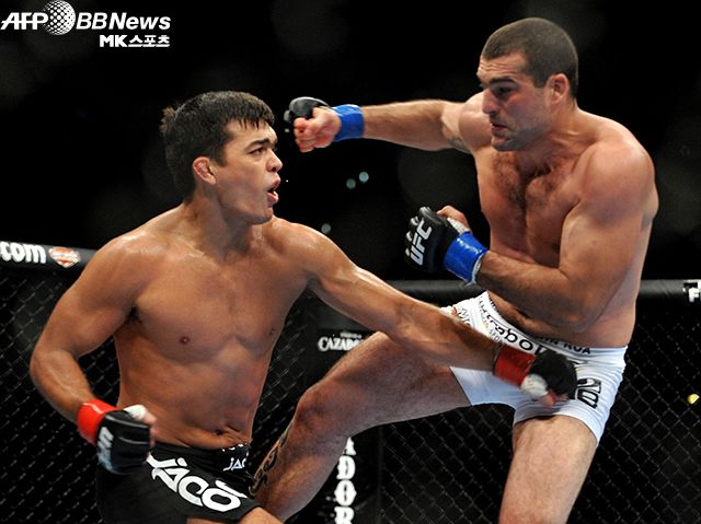 료토 마치다(왼쪽)가 2009년 10월 UFC 라이트헤비급 챔피언 1차 방어전에서 쇼토칸 가라테 주먹 공격을 구사하고 있다. 사진=AFPBBNews=News1