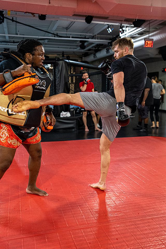 예드멘 샤흐바잔(오른쪽)이 UFC on ESPN 53 파이트 위크 훈련을 하고 있다. 사진=TKO 제공