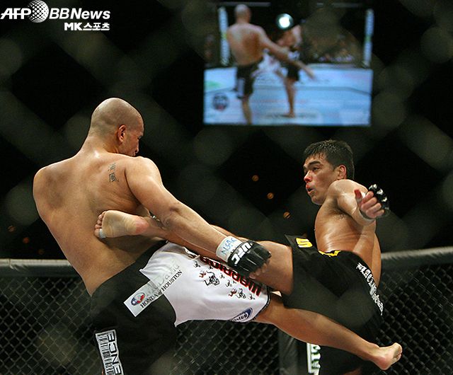 료토 마치다(오른쪽)가 2007년 2월 UFC 데뷔전에서 쇼토칸 가라테 발차기를 하고 있다. 사진=AFPBBNews=News1