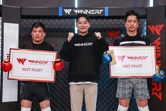 위너즈 정영권(가운데) 대표는 물러서지 않고 전진하며 난타전을 펼친 50세 이주연(왼쪽)과 47세 임혁(오른쪽)에게 ‘위너즈베스트파이트’ 보너스를 지급했다. 사진=KMMA 제공