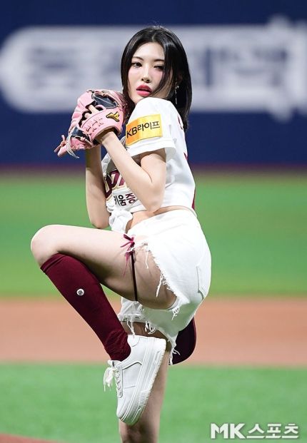 엑신 니즈가 섹시한 시구를 선보였다.사진=김영구 기자