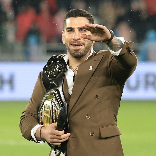 일리야 토푸리야가 제17회 유럽축구연맹 선수권대회(UEFA 유로) 예선 플레이오프 경기 앞서 제6대 UFC 페더급 챔피언 벨트를 조지아 홈팬들에게 선보이고 있다. 사진=AFP=연합뉴스 제공