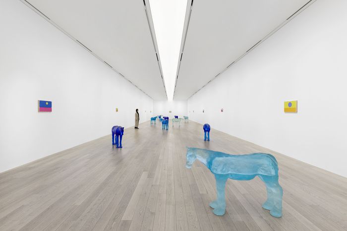 ‘매티턱’ 연작과 11점의 말 조각 시리즈가 함께 전시되고 있다. 말들은 모두가 다른 방향을 바라보고 있다. [뮤지엄 산]