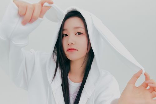 우아 멤버 소라의 사소한 모든 것을 살펴본다. 사진 = SSQ엔터테인먼트