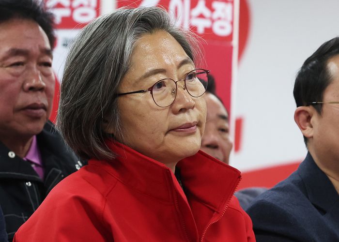 제22대 국회의원선거 수원정에 출마한 국민의힘 이수정 후보가 지난 10일 오후 경기도 수원시 영통구 선거사무소에서 개표방송을 보면서 어두운 표정을 짓고 있다. [사진출처=연합뉴스]