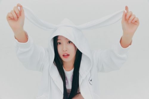 우아 멤버 소라의 사소한 모든 것을 살펴본다. 사진 = SSQ엔터테인먼트