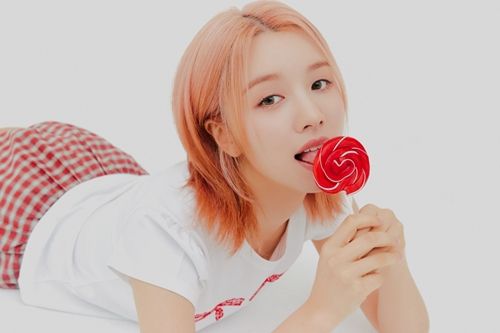 우아 멤버 루시의 사소한 모든 것을 살펴본다. 사진 = SSQ엔터테인먼트