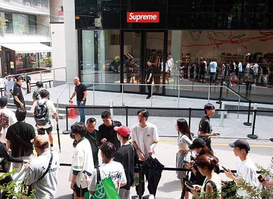 서울 강남구에 국내 첫 매장을 개점한 미국 스트리트 브랜드 슈프림(Supreme) 도산 앞에서 시민들이 매장에 입장하기 위해 대기하고 있다. <사진 연합뉴스>