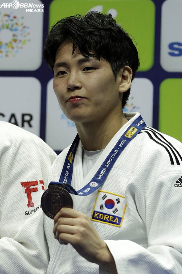 윤현지가 2020 국제유도연맹 월드투어 그랑프리 시리즈 이스라엘 텔아비브대회 시상식에서 동메달을 들어 보이고 있다. 사진=AFPBBNews=News1
