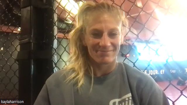 케일러 해리슨이 UFC300 대비 훈련장에서 MK스포츠 화상 인터뷰 질문을 들으며 미소 짓고 있다.