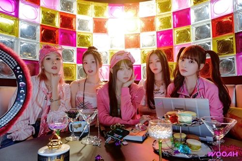 우아 멤버 민서의 사소한 모든 것을 살펴본다. 사진 = SSQ엔터테인먼트