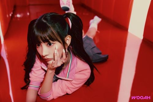 우아 멤버 민서의 사소한 모든 것을 살펴본다. 사진 = SSQ엔터테인먼트