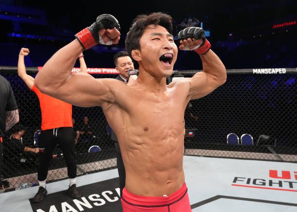 이정영이 Road to UFC 시즌1 페더급 토너먼트 8강전 시작 36초 만에 승리한 후 기뻐하고 있다. 사진=TKO