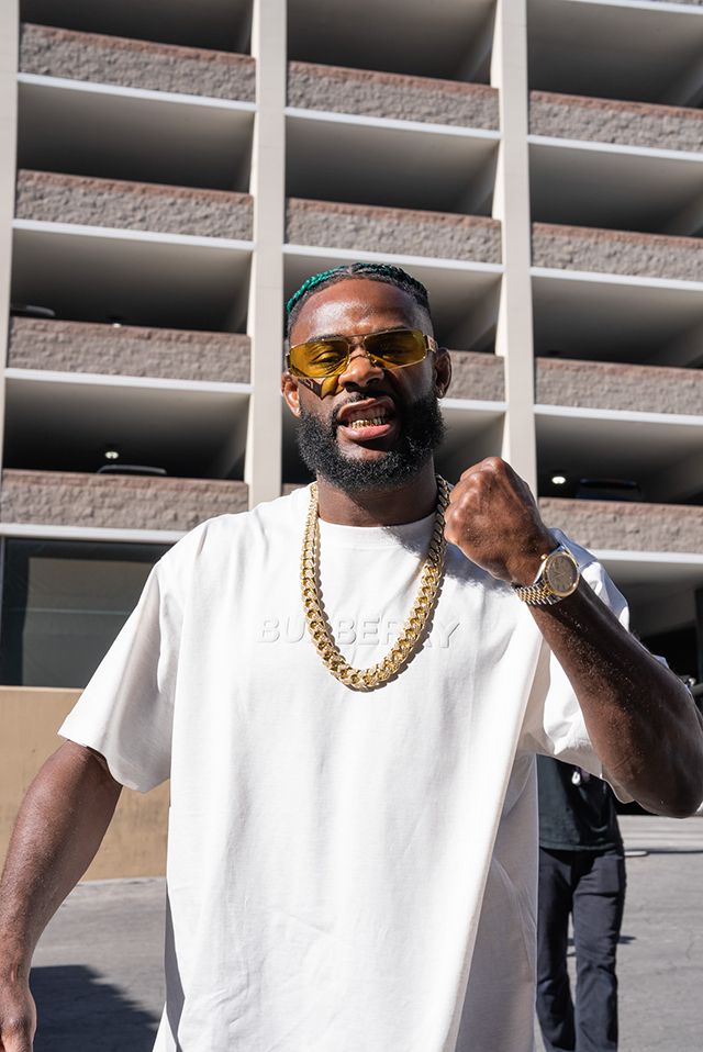 알저메인 스털링이 UFC300 홍보 행사장으로 이동하고 있다. 사진=TKO 제공