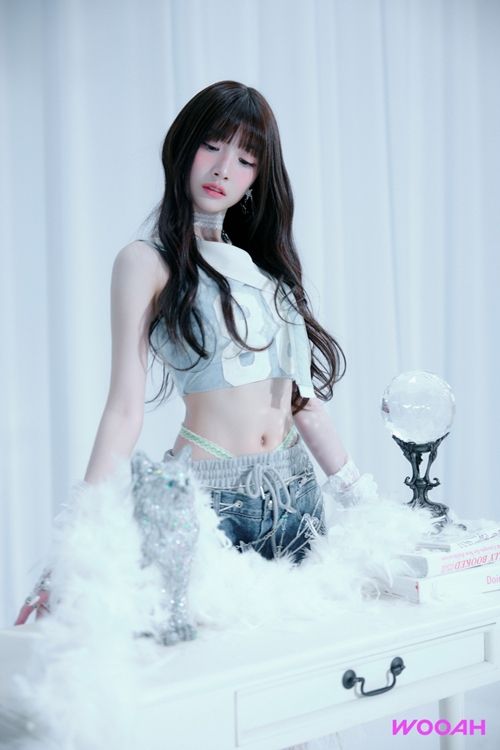 우아 멤버 민서의 사소한 모든 것을 살펴본다. 사진 = SSQ엔터테인먼트