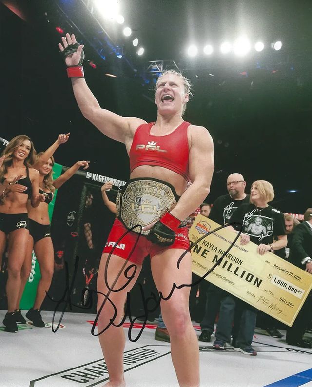 케일러 해리슨이 2019 PFL 플레이오프 우승 후 챔피언 벨트와 상금 100만 달러 획득에 기뻐하는 모습을 담은 친필 사인 대형 포스터